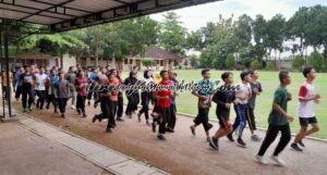 Foto atlit sedang tes kebugaran di Lapangan Sepak Bola