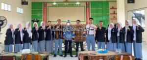 Foto bersama Syaifur Hidayat (tengah berikat kepala) bersama Forum OSIS Kabupaten Pati