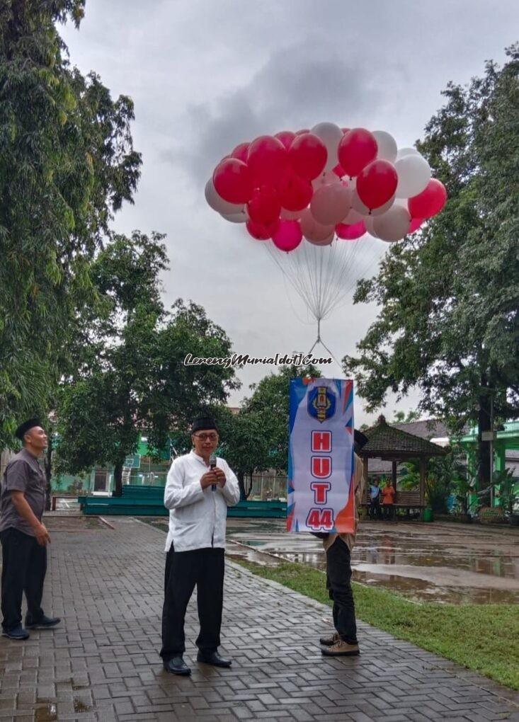 Foto Kepala SMPN 4 Pati Drs. Mulyono, M.Pd. melepas balon HUT ke 44