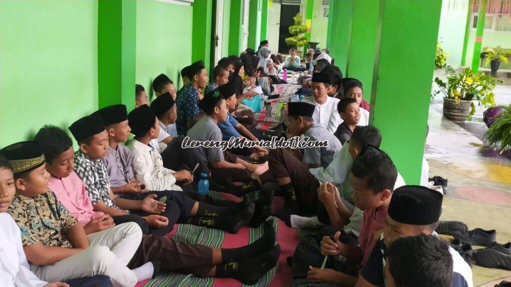 Foto siswa dengan tertib dan teratur mengikuti semua tahapan acara