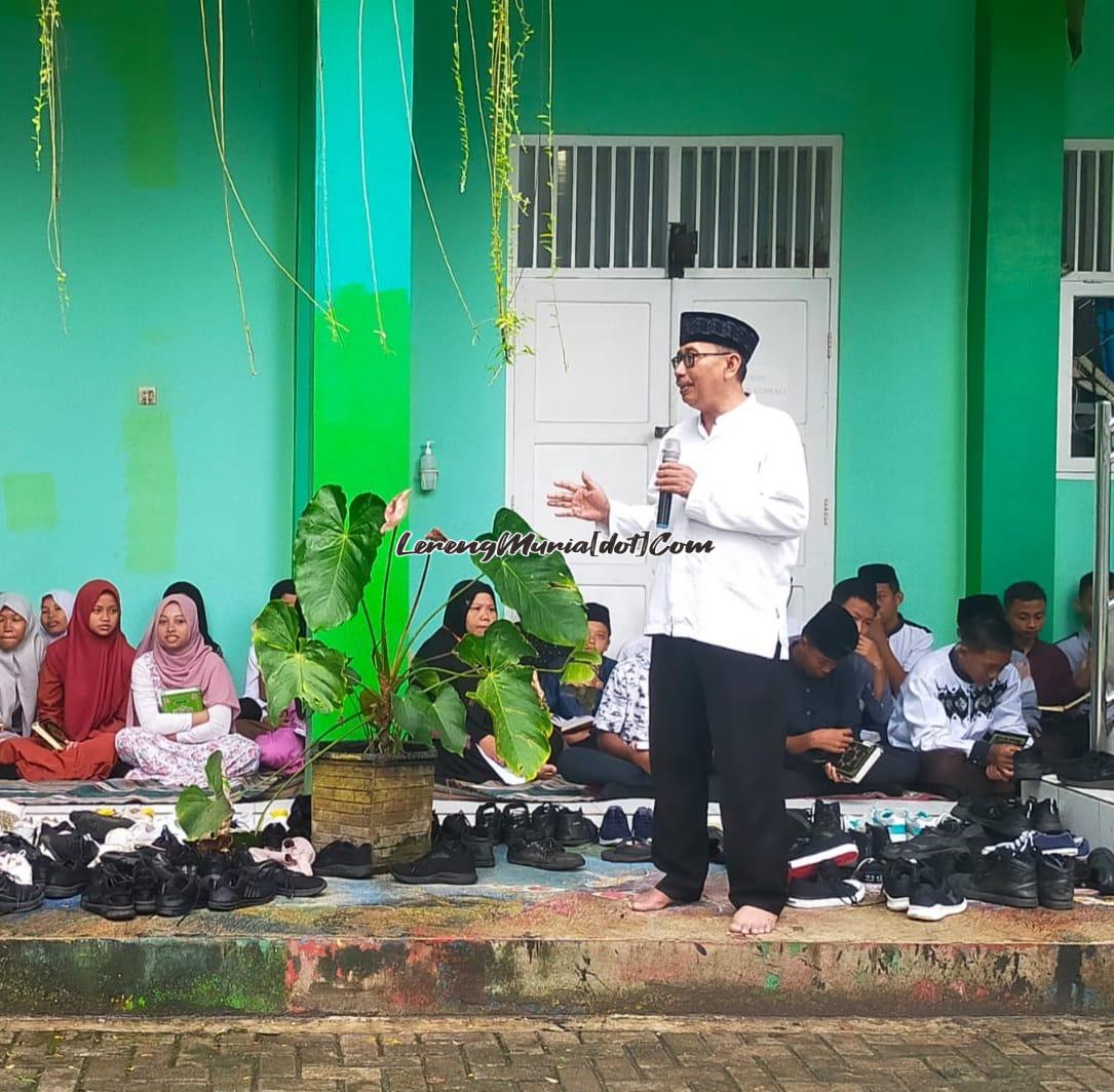 Foto sambutan Kepala SMPN 4 Pati Drs. Mulyono,M.Pd. di teras kelas