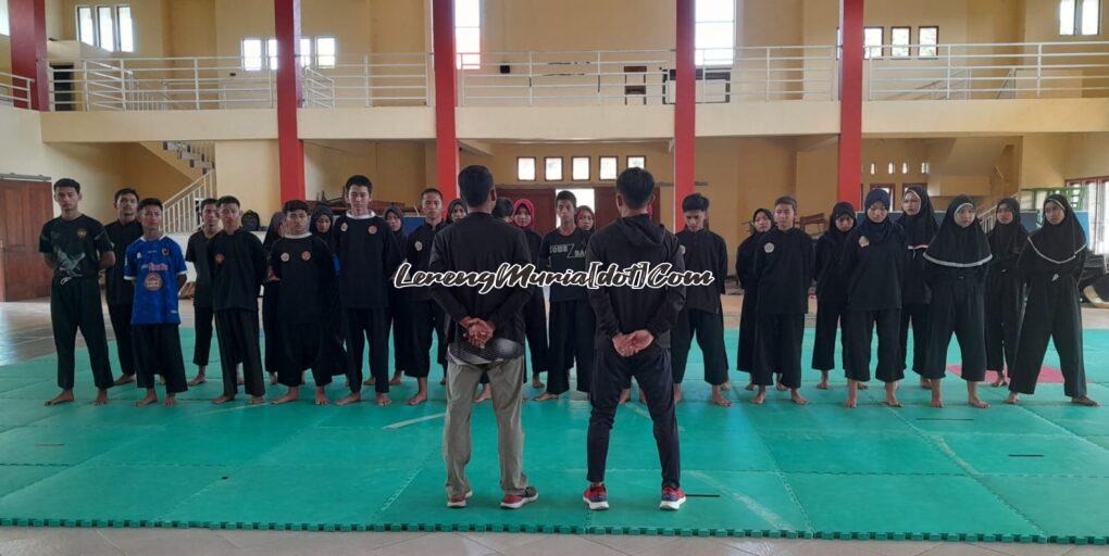 Foto pelatih sedang memberikan pengarahan kepada 23 atlit
