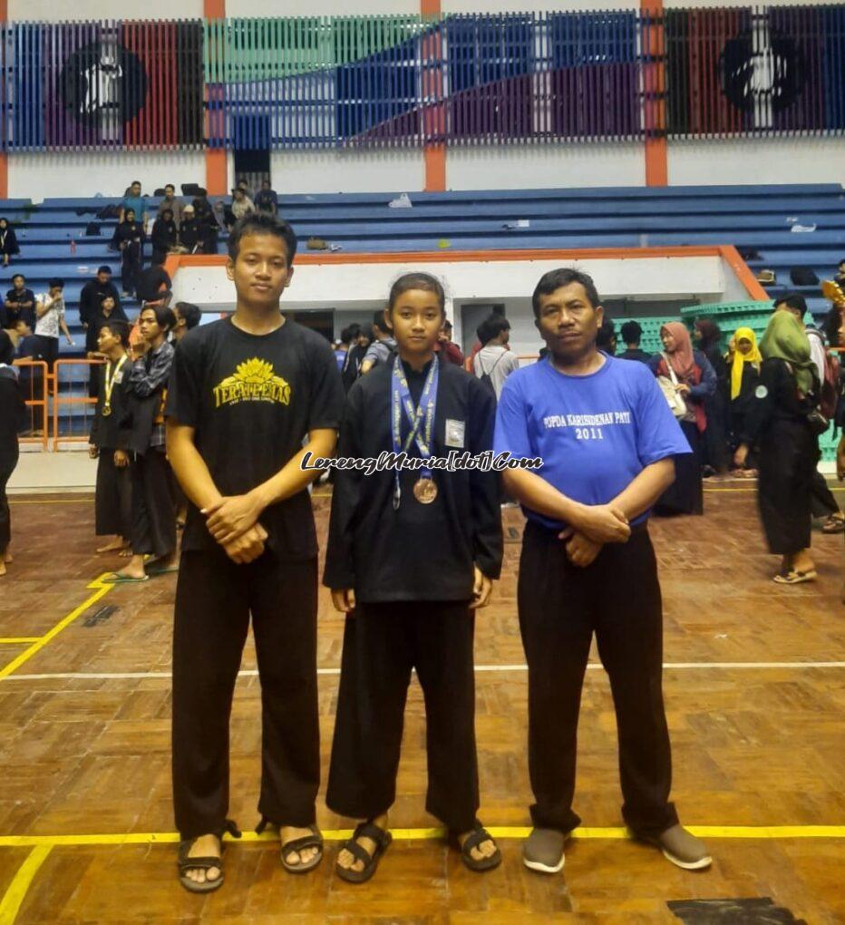 Foto Qiken Dwi Tata (tengah) bersama Tim Pelatih