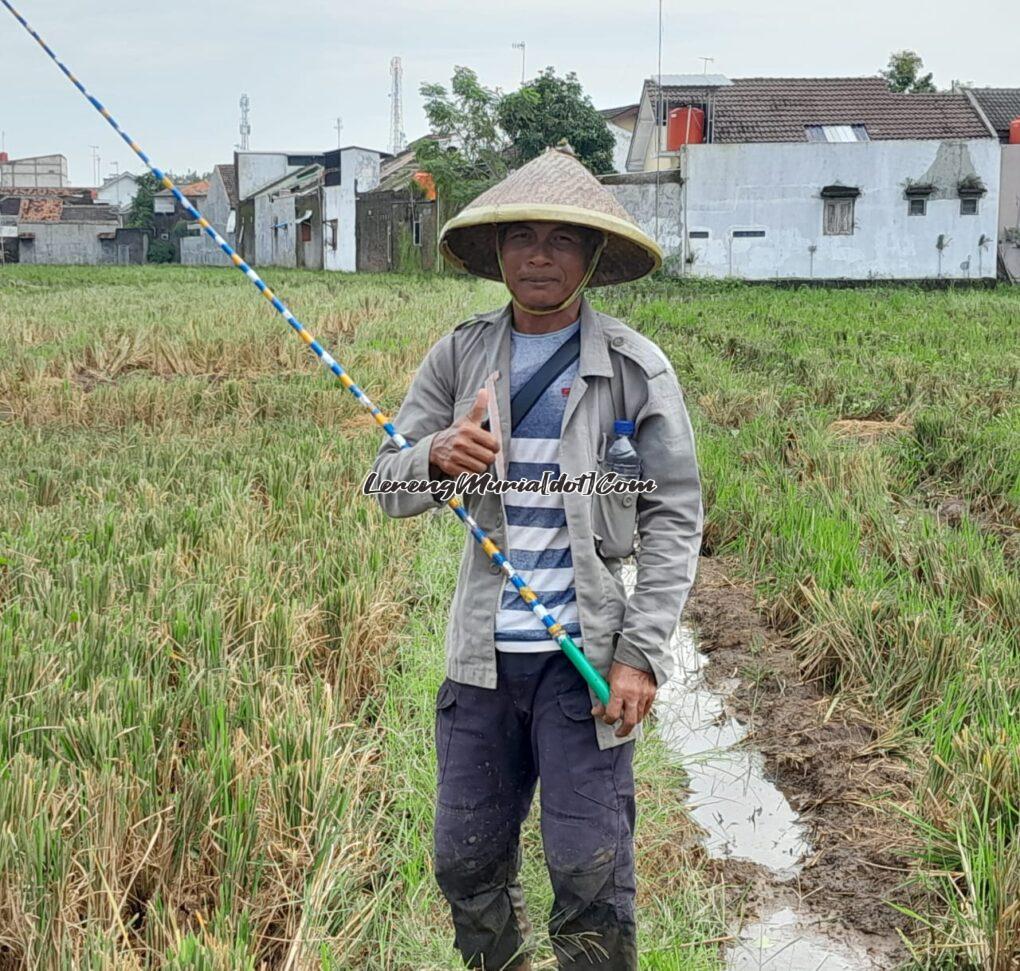 Foto Pandi penggembala bebek beserta kelengkapannya