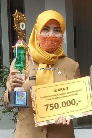 Foto Rini Pudji Astuti,S.Pd. Juara 3 Olimpiade Guru Nasional Mata Pelajaran Bahasa Inggris tingkat Kabupaten Pati