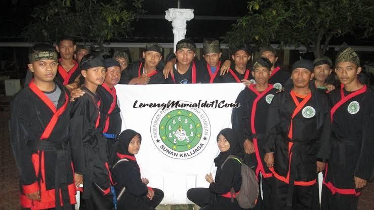 Foto anggota Pencak Silat Tapak Sembilan Sunan Kalijaga Pati seusai latihan