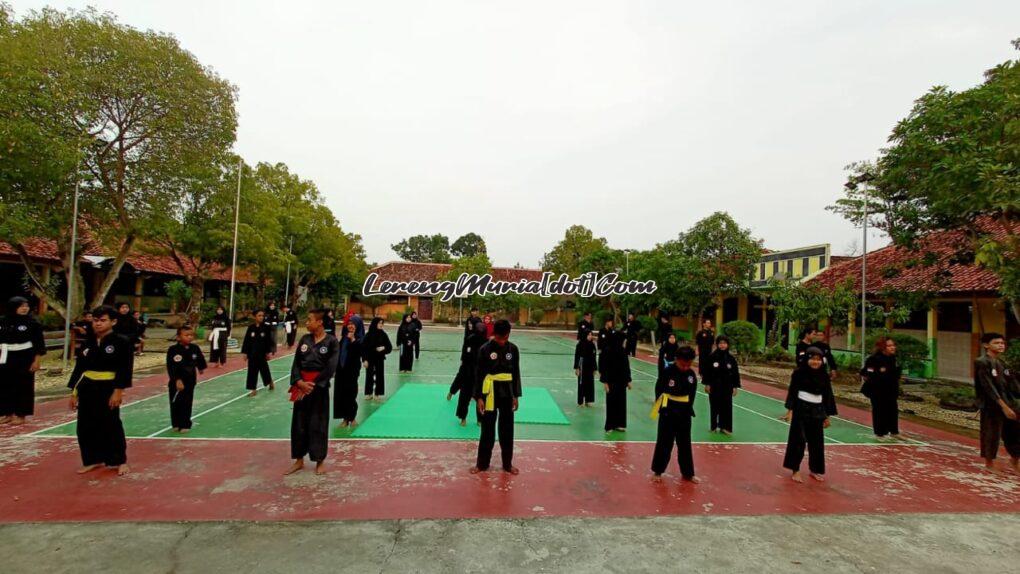 Foto UKT Kembang Setaman di Halaman SMPN 2 Jaken Pati