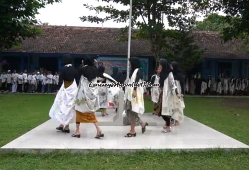 Foto siswa SMPN 1 Gembong sedang mengikuti fashion show