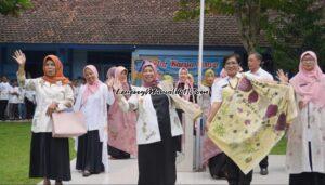 Foto guru SMPN 1 Gembong sedang bergaya di fashion show P5