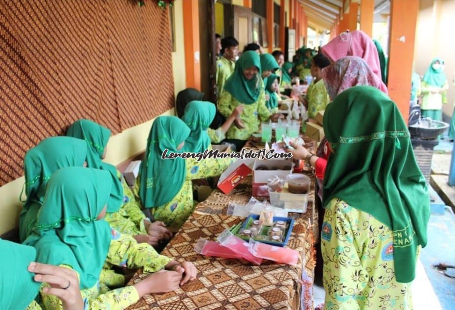 Foto siswa sedang berjualan jajanan tradisional