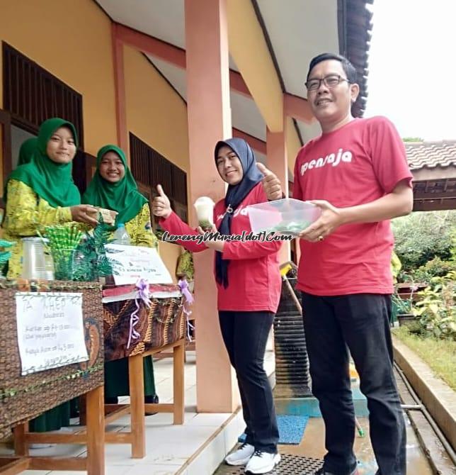 Foto bapak ibu guru sedang berbelanja jajanan tradisional