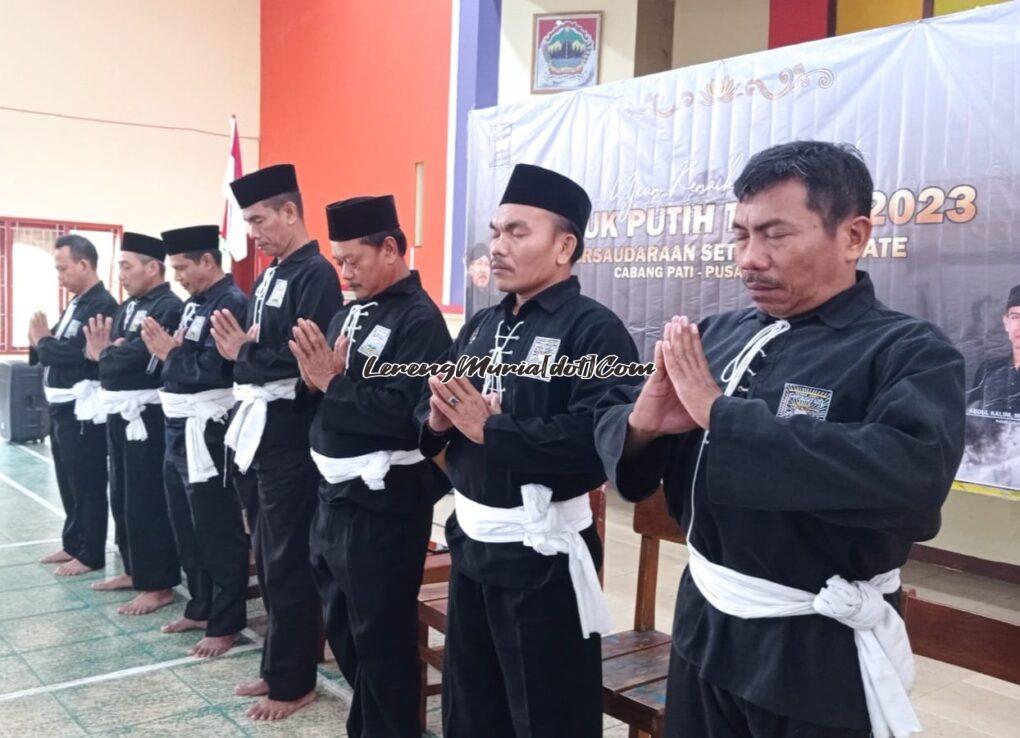 Foto berdoa bersama sebelum acara UKT dimulai