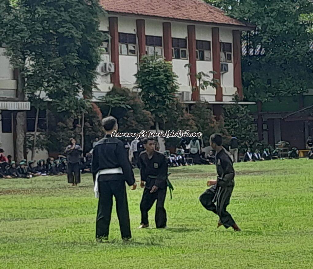 Foto siswa siap melancarkan serangan diawasi pelatih | LERENG MURIA Foto siswa siap melancarkan serangan diawasi pelatih