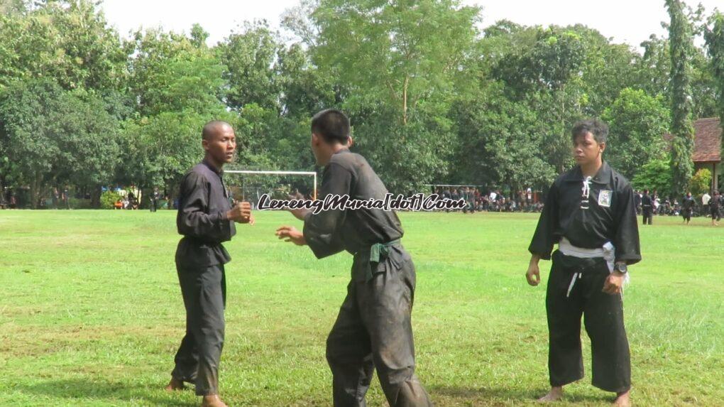 Foto siswa sedang pasang dihadapan pelatihnya