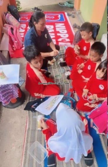 Foto siswa dilatih membuat bingkai foto dari gelas plastik bekas oleh tim pemandu