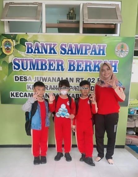 Foto siswa SDN Pati Lor 04 bersama guru pendamping di Bank Sampah Juwanalan