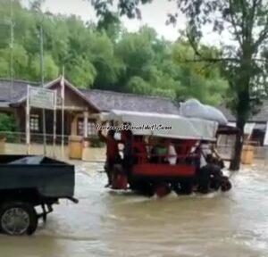 Foto banjir menggenangi jalan raya di depan Balai Desa Glonggong Jakenan
