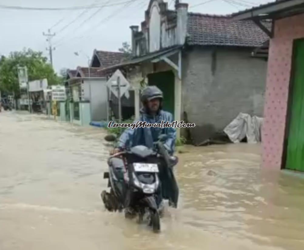 Foto pengendara sepeda motor sedang menuntun motornya karena mogok