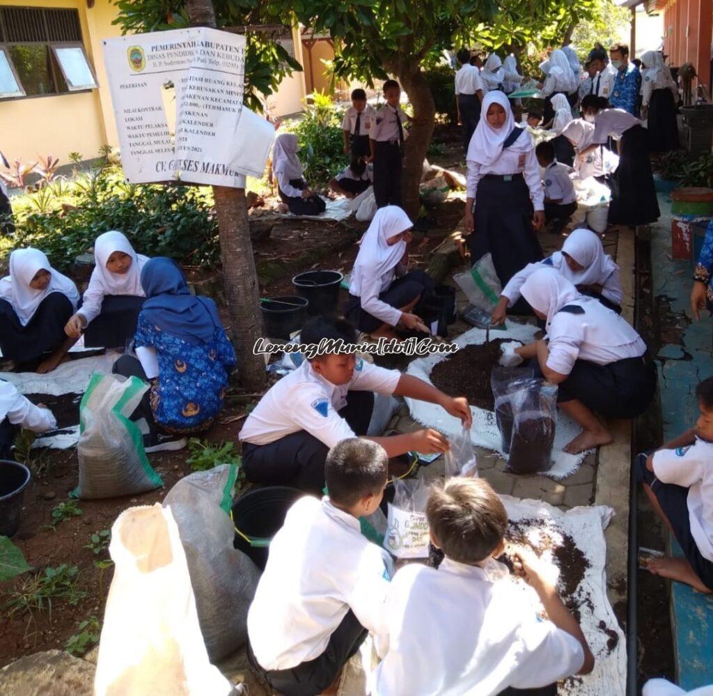 Foto siswa bergotong royong membuat media tanam