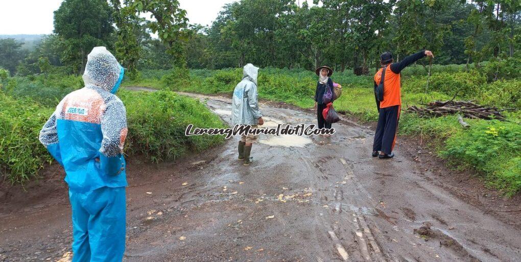 Foto pencarian orang hilang oleh Tim Relawan