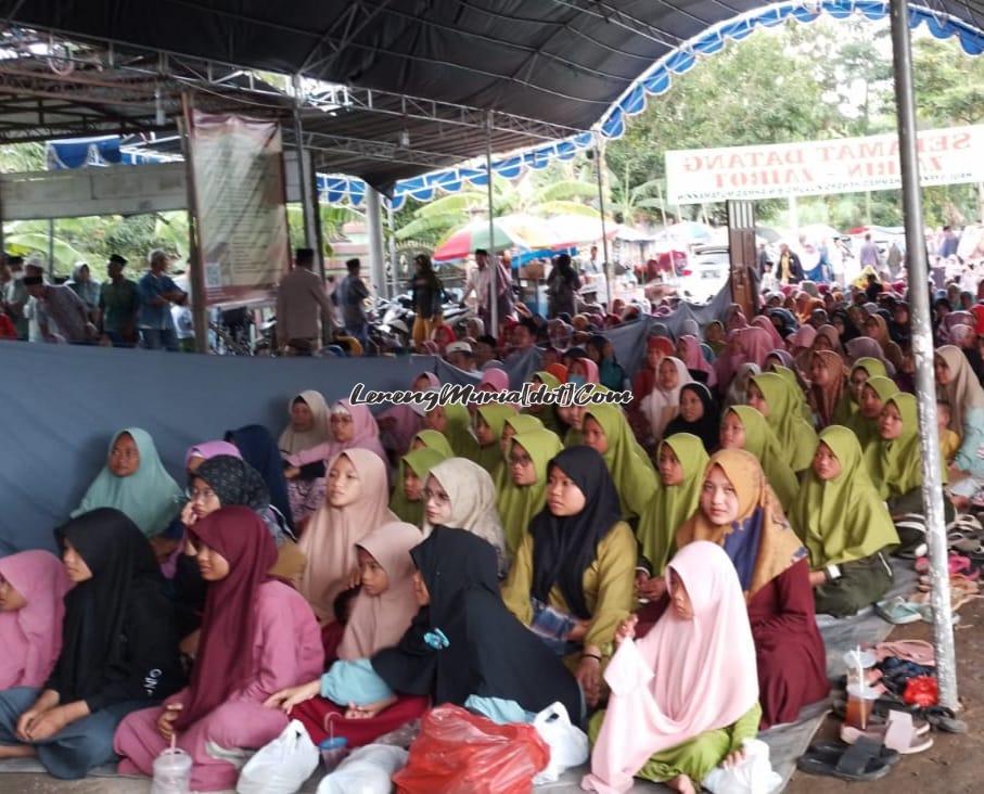 Foto pengunjung yang menghadiri Lelang Kelambu