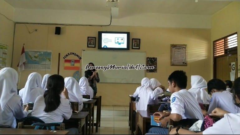 Foto mengajar pertama kali di hadapan siswa