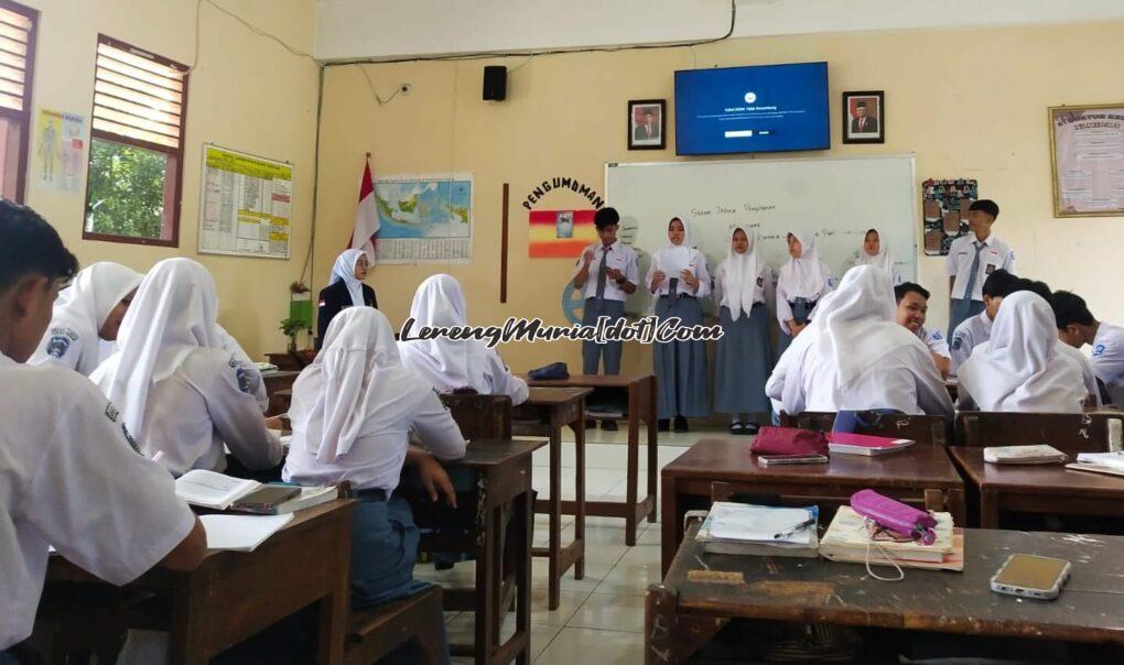 Foto memandu siswa presentasi di kelas