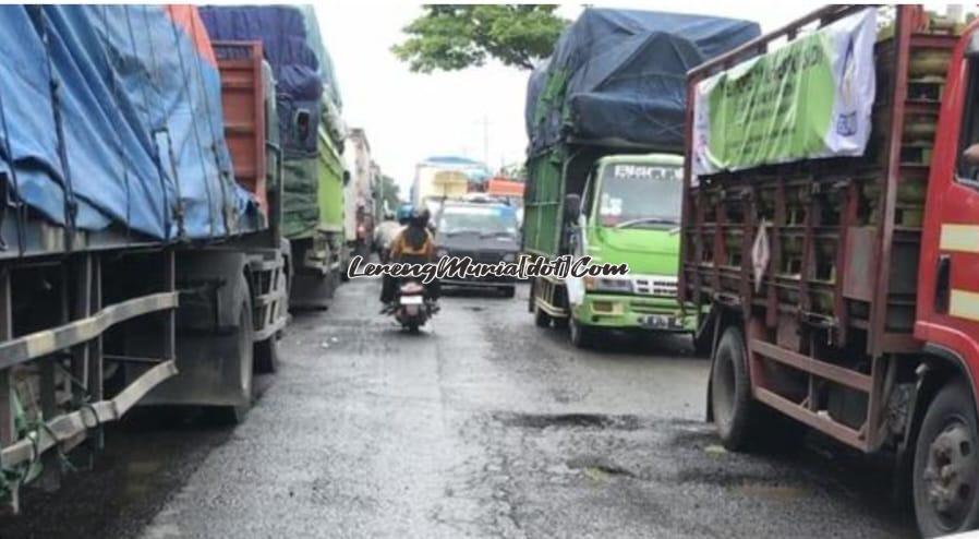 Foto pengendara sepeda motor meberobos kemacetan di Jalur Pantura