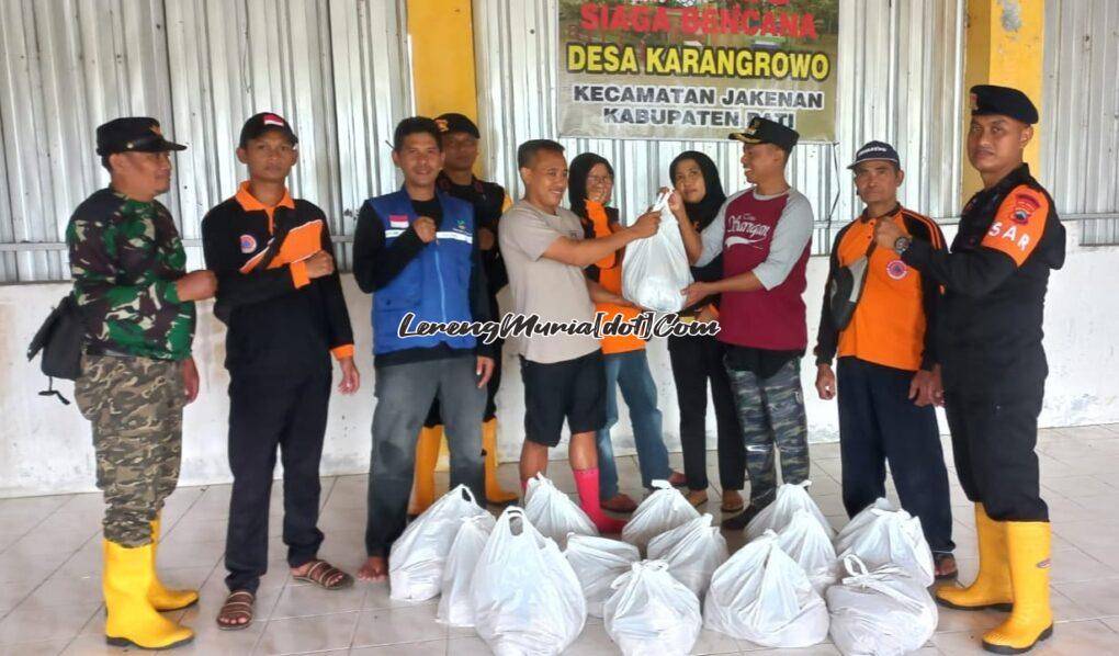 Foto penyerahan bantuan makanan di Posko Desa Karangrowo Jakenan