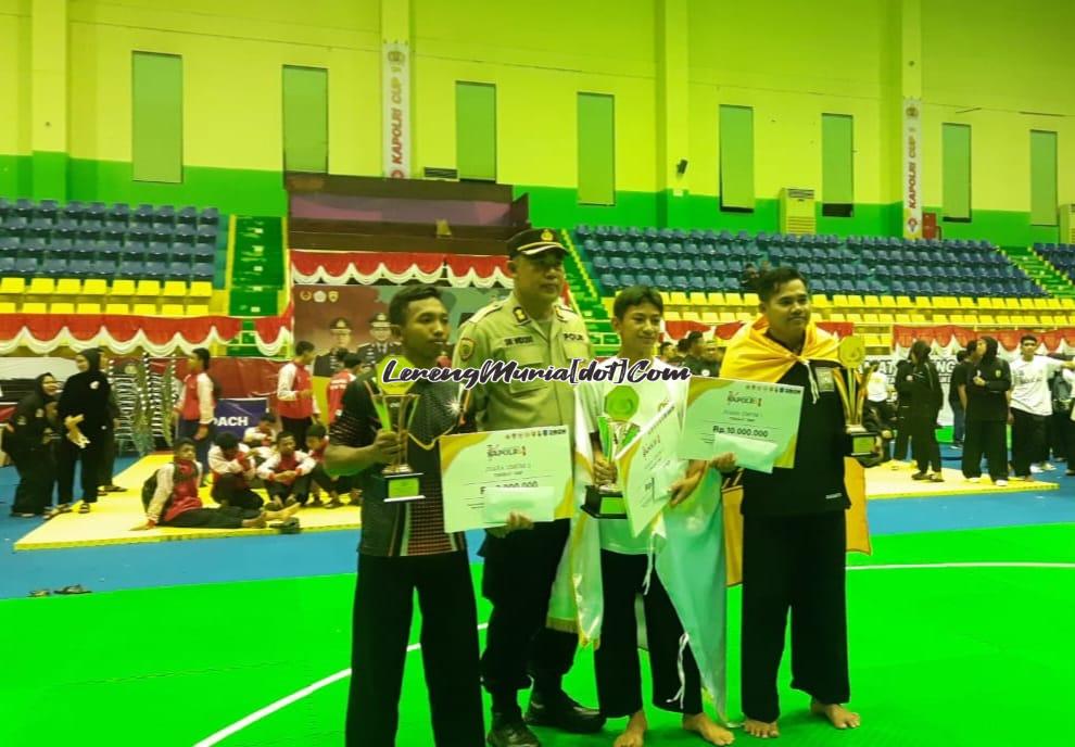 Foto juara umum pra remaja,SHT DKI Jakarta sebagai juara umum 1(paling kanan)