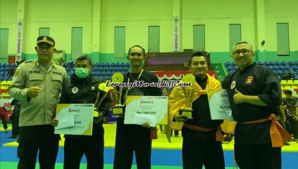 Foto juara umum kategori remaja, SHT Pusat Madiun sebagai juara umum 1(dua dari kanan)