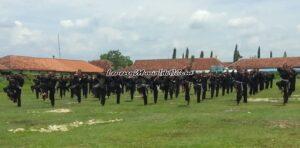 Foto siswa sedang memperagakan senam