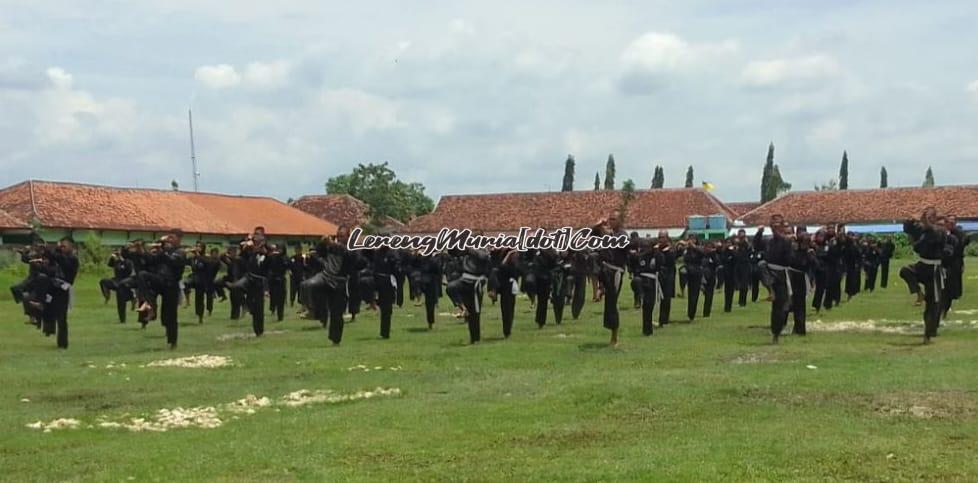 Foto siswa sedang memperagakan senam