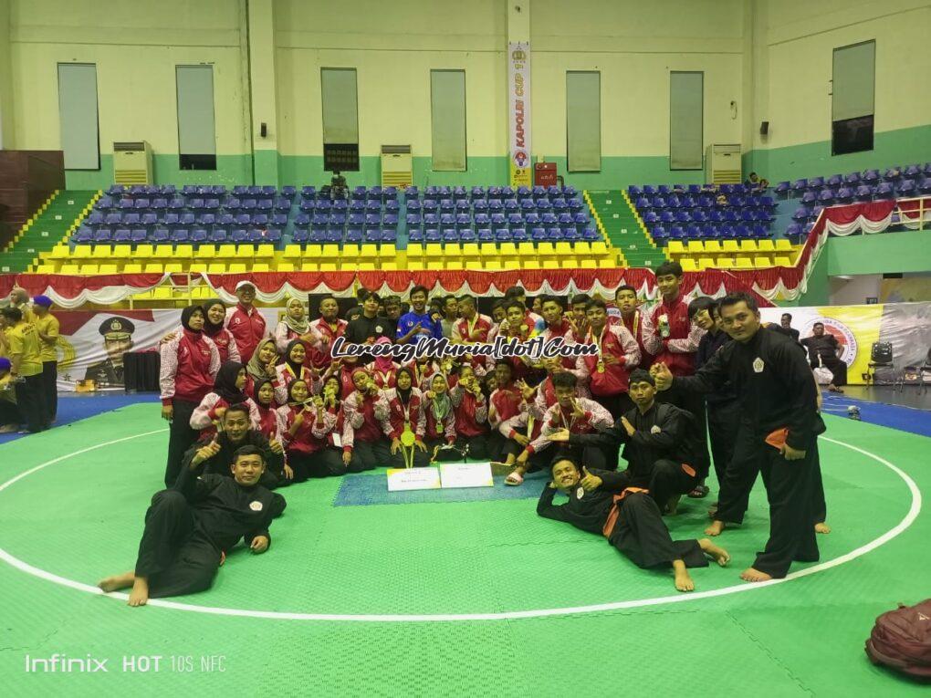 Foto Tim SH Terate Pusat Madiun dengan piala juara umum 1 kategori remaja