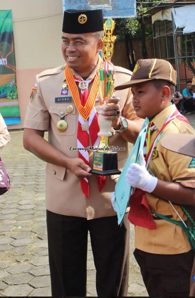 Foto penyerahan piala oleh Kakwarcab Kak Sugiono kepada juara 1 tim putra Kwarran Juwana | LERENG MURIA Foto penyerahan piala oleh Kakwarcab Kak Sugiono kepada juara 1 tim putra Kwarran Juwana