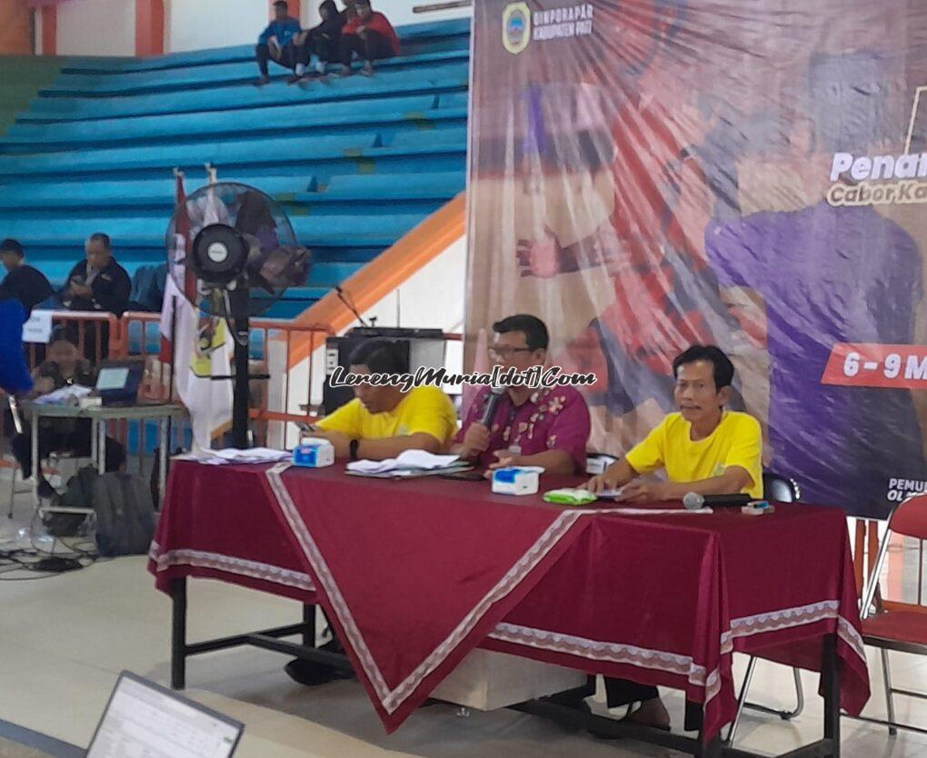 Foto pembukaan temu teknik seleksi Popda Pati oleh Kabid Keolahragaan Dinporapar Pati Kardi,S.Pd.,M.M.(tengah)