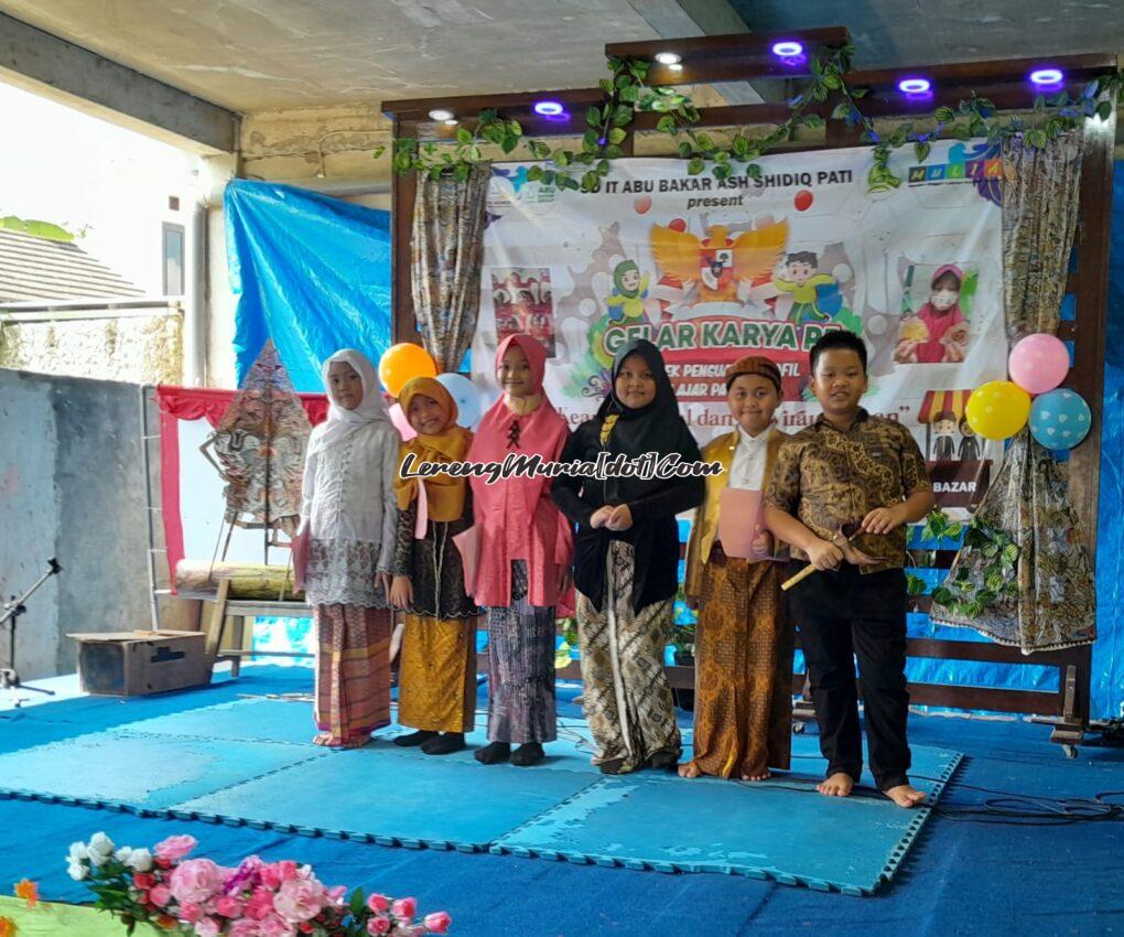 Foto siswa setelah pentas seni Gelar Karya P5