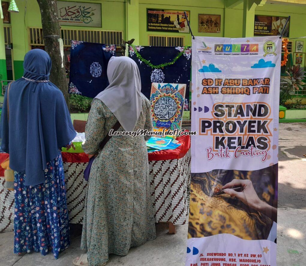 Foto pengunjung melihat pameran batik di stand proyek kelas batik canting/tulis