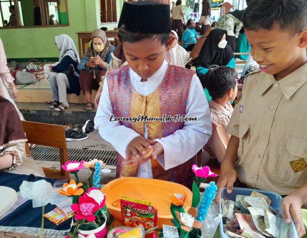 Foto Wildan (kiri) siswa kelas 5A sedang meracik bumbu dengan mie kentang