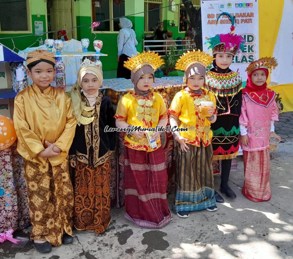 Foto siswa yang berbusana adat tradisional daerah