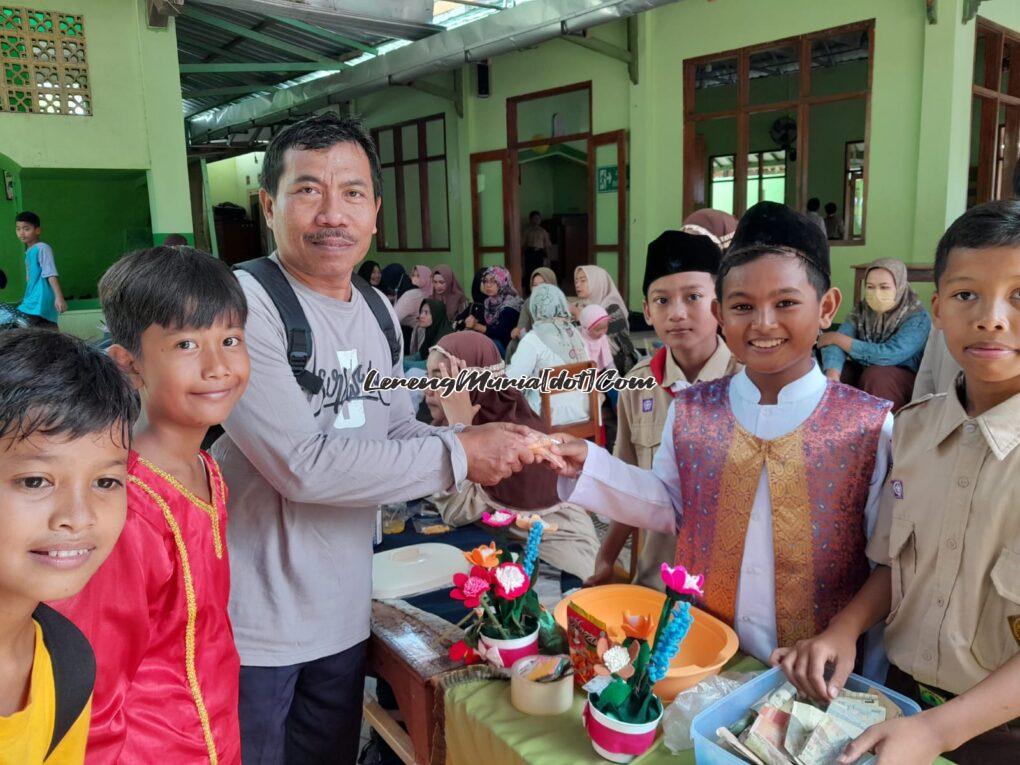 Foto Wildan (nomor 2 dari kanan) siswa kelas 5A melayani pembeli