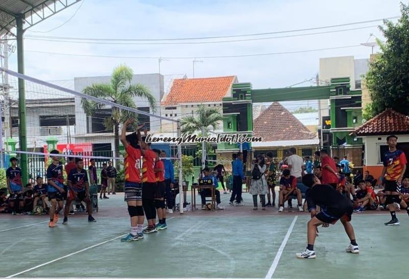 Foto atlet bola voli putra SMAN 3 Pati (kaos merah) saat pertandingan di SMPN 8 Pati