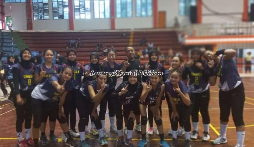 Foto tim bola voli putri SMAN 3 Pati seusai pertandingan final