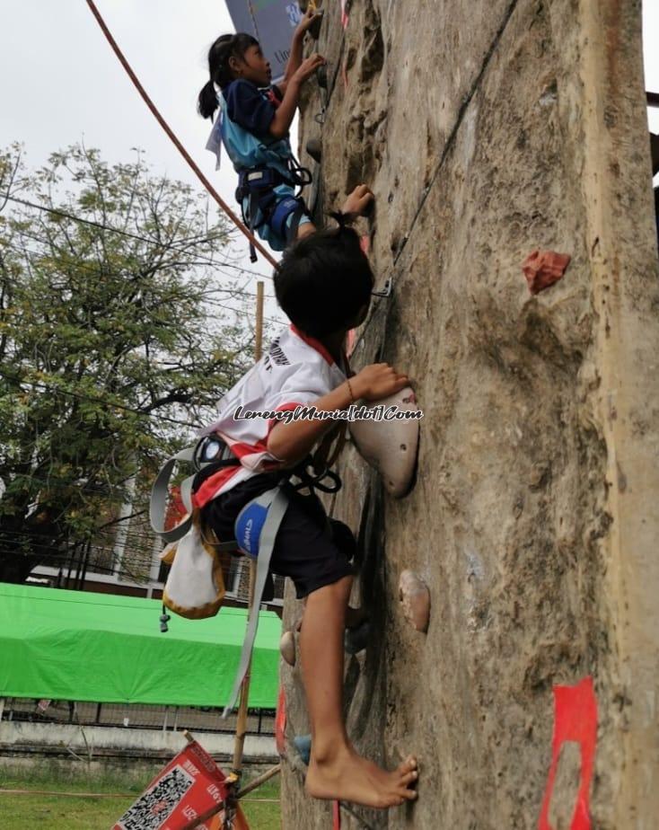 Foto peserta  SD sedang bersaing menaiki point