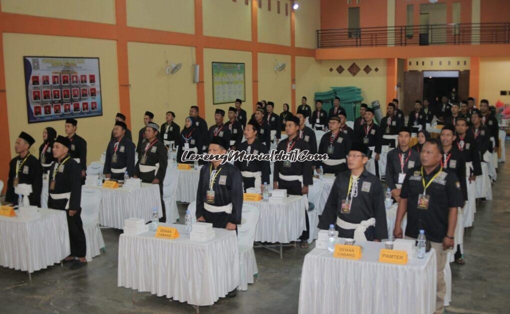 Foto peserta Parcab SH Terate Pati menyanyikan Lagu Kebangsaan Indonesia Raya