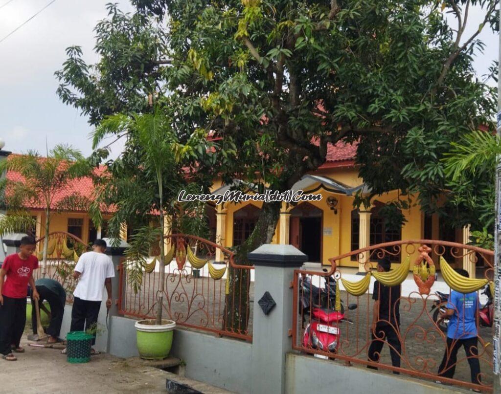 Foto anggota SH Terate Margorejo putra membersihkan halaman dan selokan masjid