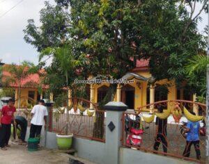 Foto anggota SH Terate Margorejo putra membersihkan halaman dan selokan masjid