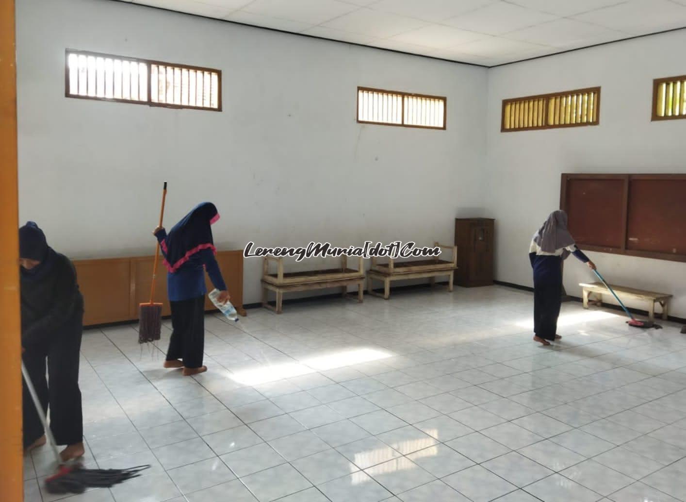 Foto anggota SH Terete Margorejo mengepel lantai masjid