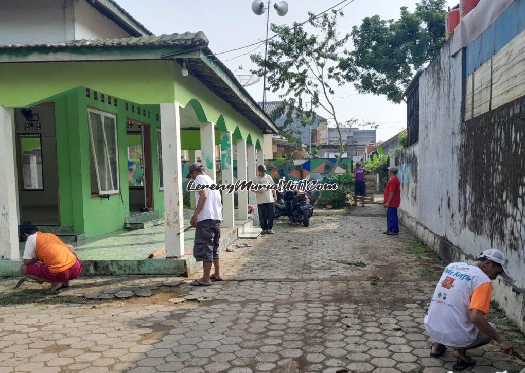 Foto warga sedang kerja bakti di depan Mushola Nurul Ikhlas