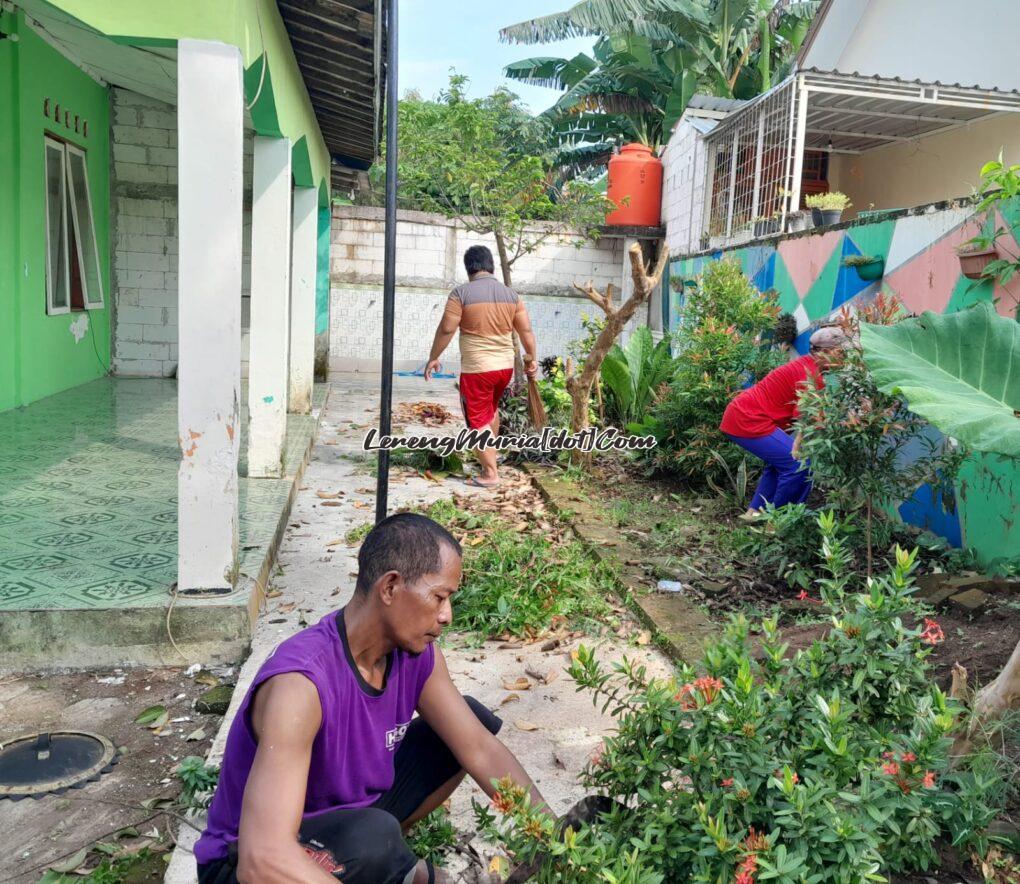 Foto kerja bakti menebangi pohon di samping mushola